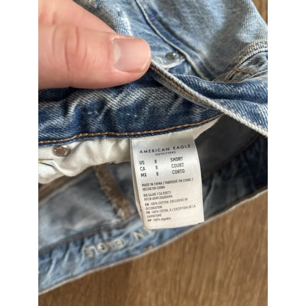 American Eagle Women's Mom‎ Jeans Distressed Size 8 Light Wash Denim